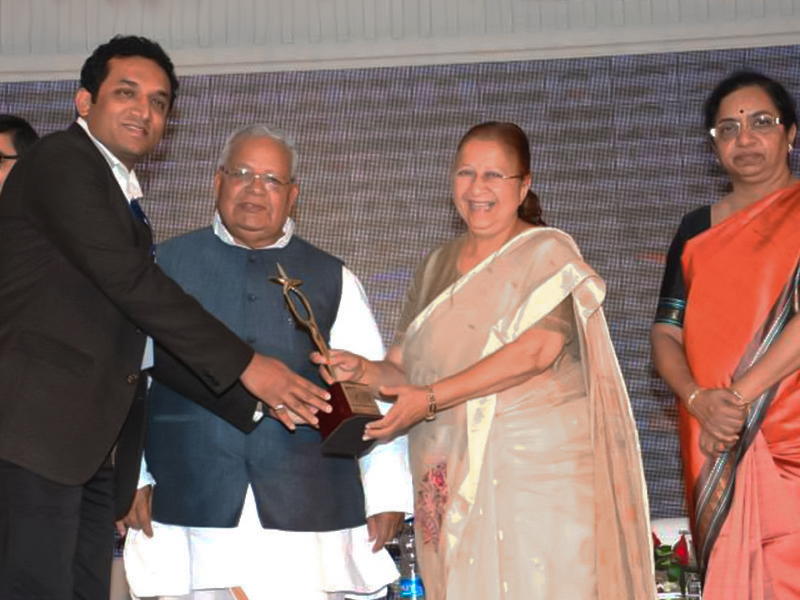 Goldi Solar also received an award for ‘Quality and Growth’, and was ranked among Top 100 SMEs out of 63,819 nominations. Award was given away by Hon Speaker of Lok Sabha Ms. Sumitra Mahajan.